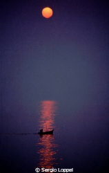 Red Moon Notte: una barca va a pesca by Sergio Loppel 